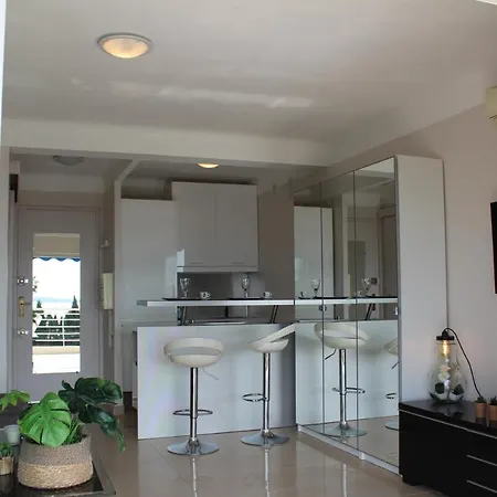 Joli Studio Vue Mer A Cannes, Avec Parking *